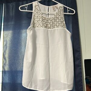 Crewneck sleeveless top with a beaded design